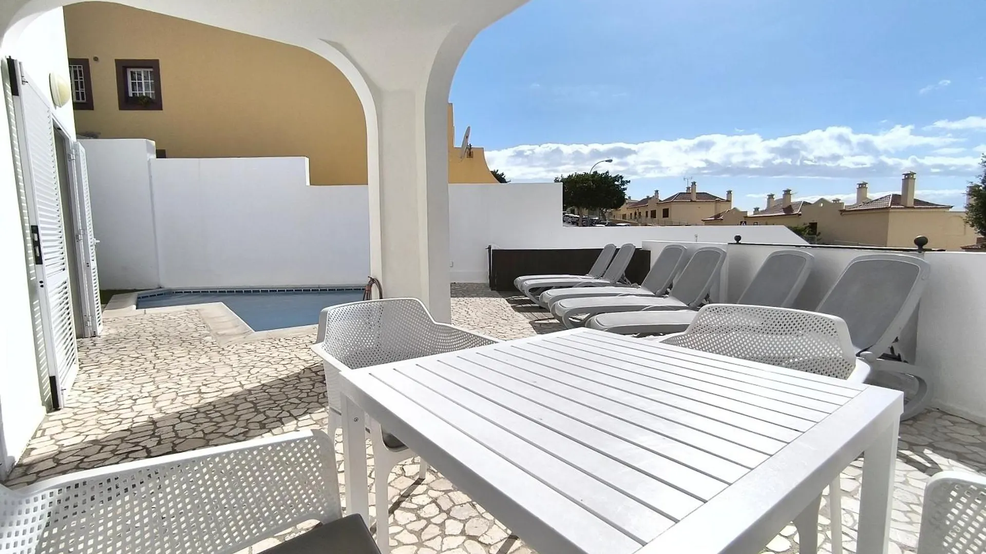 Beautiful Villa - 4 Bedrooms, Heated Pool, 2 Priv Car Park Places, Fibre Net, Tv Channels Costa Adeje  Costa Adeje (Tenerife)