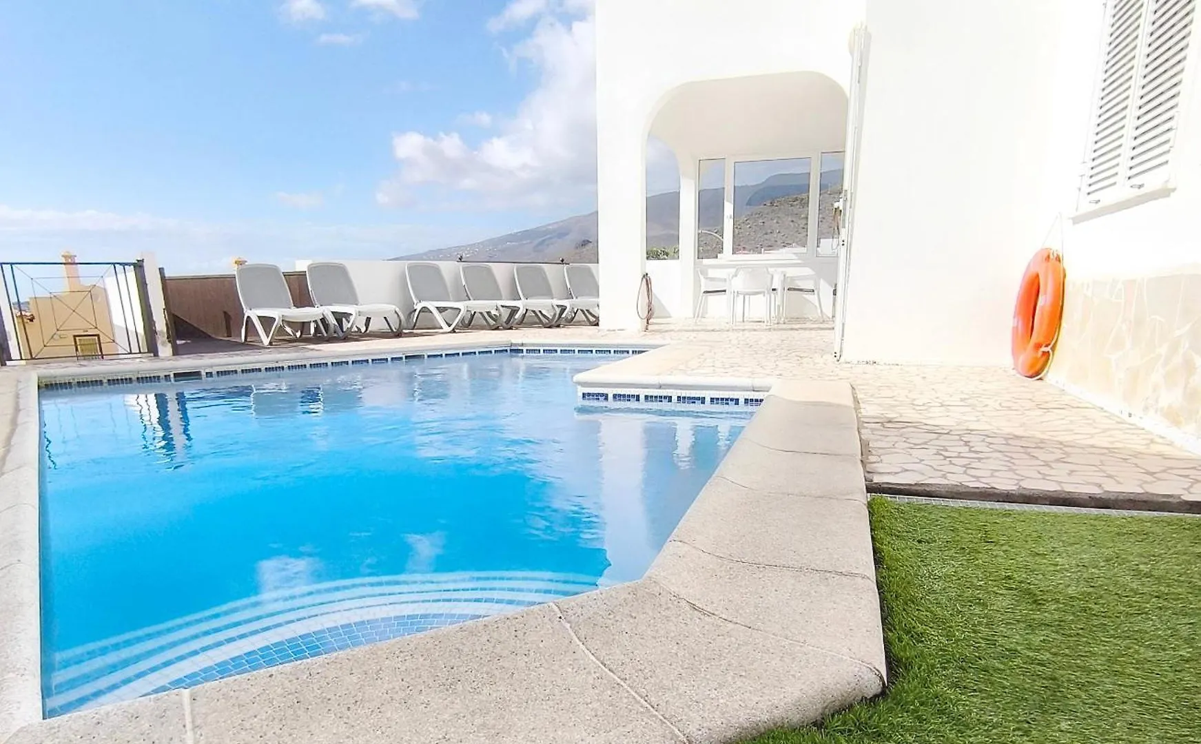 Beautiful Villa - 4 Bedrooms, Heated Pool, 2 Priv Car Park Places, Fibre Net, Tv Channels Costa Adeje  Spain