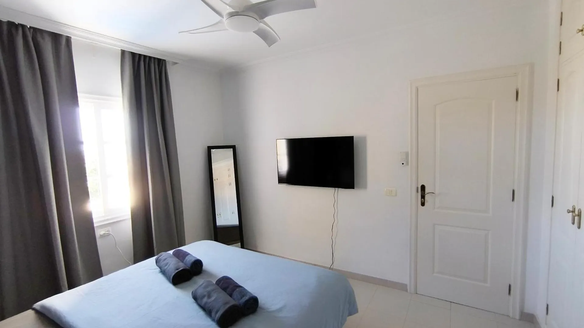 Beautiful Villa - 4 Bedrooms, Heated Pool, 2 Priv Car Park Places, Fibre Net, Tv Channels Costa Adeje  0*, Costa Adeje (Tenerife)