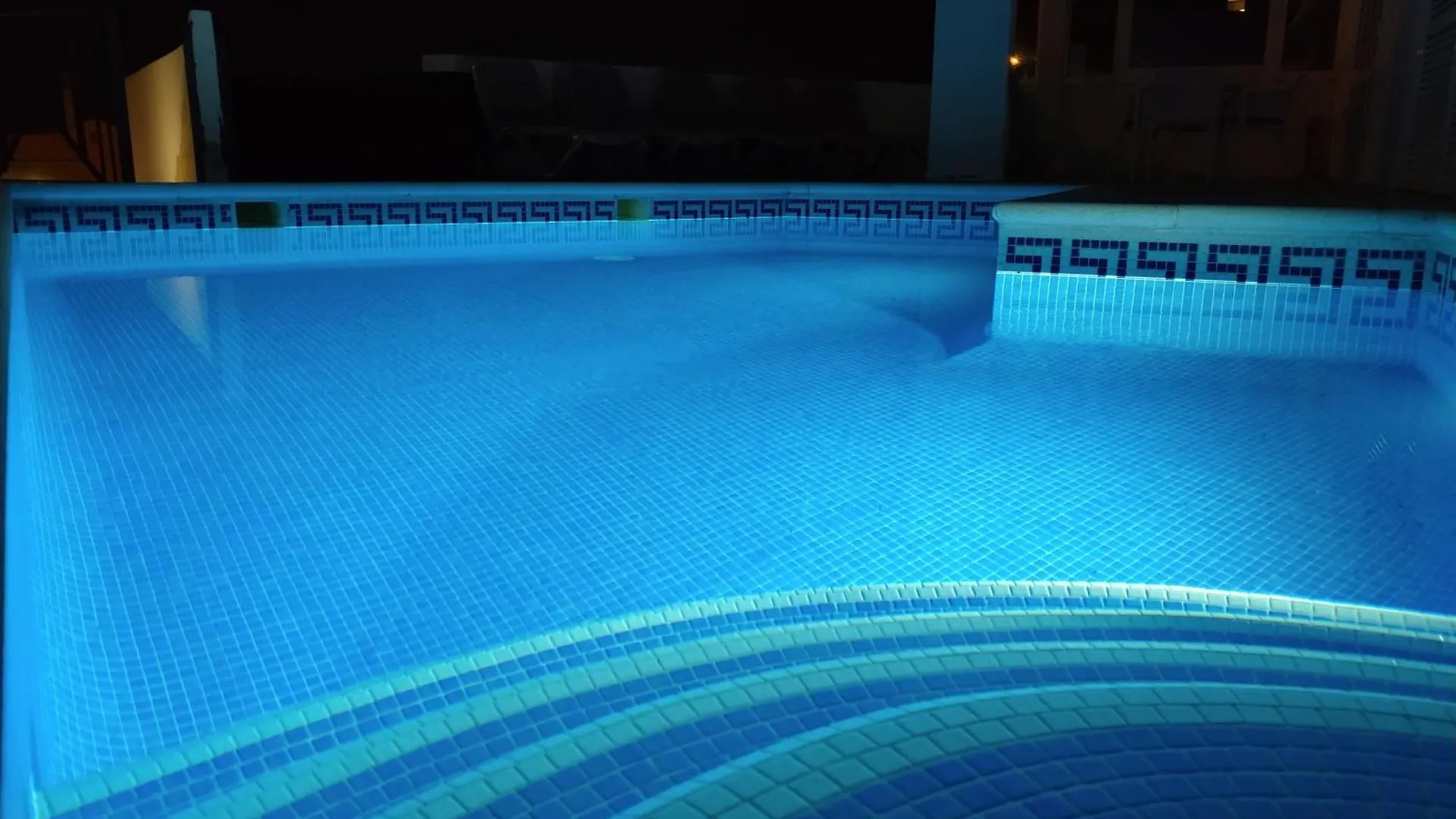 Beautiful Villa - 4 Bedrooms, Heated Pool, 2 Priv Car Park Places, Fibre Net, Tv Channels Costa Adeje  0*, Costa Adeje (Tenerife)